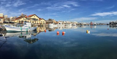 Alexandroupoli, Yunanistan - 13 Aralık 2017; Buildi yansıması