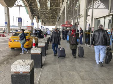 İstanbul, Türkiye - 09 Nisan 2019; Kalkış termi'sindeki insanlar