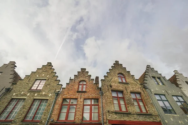 Типові цегляні будинки міста Брюгге в Бельгії — стокове фото