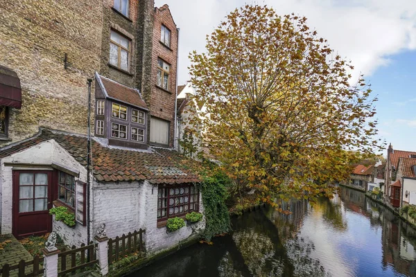 Canal of Bruges that surrounded by historical houses in Belgium — Stock Photo, Image