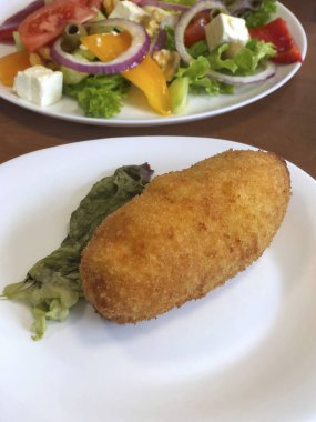 tavuk kiev ve salata masada