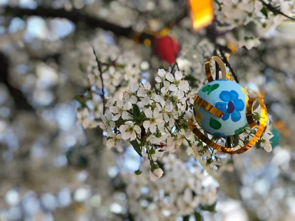 Красочные пасхальные яйца, повешенные на дереве — стоковое фото