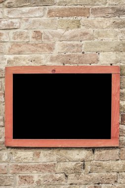 tuğla duvara asılı boş bir kara tahta