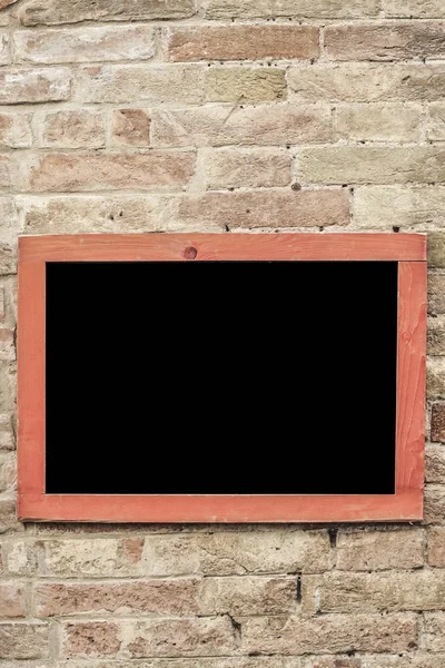 tuğla duvara asılı boş bir kara tahta