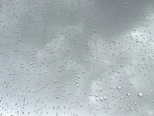 Pozadí s kapkami deště na podokně oken — Stock fotografie