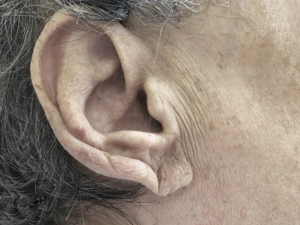 Ucho starszego osoby — Zdjęcie stockowe