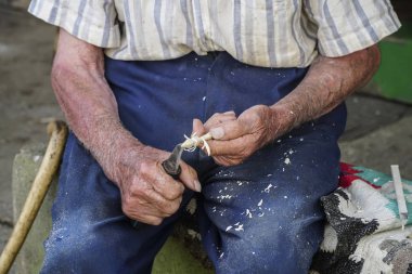 ahşapbir nesne oyma bir adamın elleri