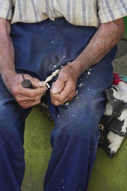 ahşapbir nesne oyma bir adamın elleri