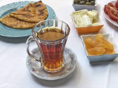 geleneksel Türk kahvaltı masasında