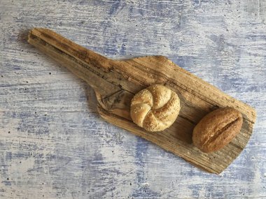 bir masa üzerinde ahşap kesme tahtası üzerinde ekmek somun