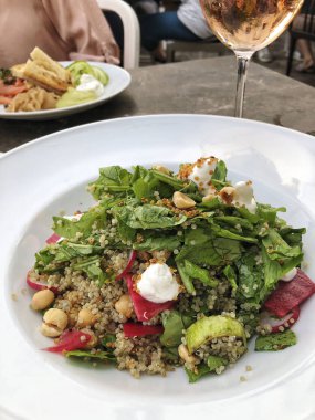 gül şarabı ve masada somon fileto ile meze