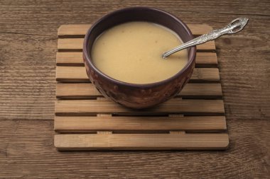 Bir tas çorba ahşap tablo