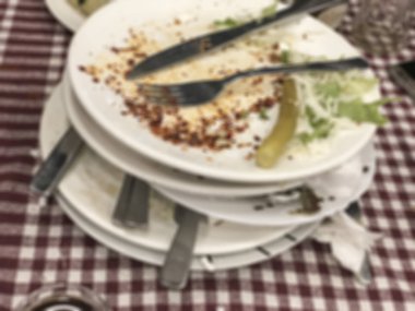 masada artıklar ve kirli bulaşıklar ile bulanık arka plan