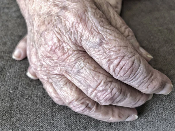 Zbliżenie, pomarszczone ręce starej kobiety — Zdjęcie stockowe