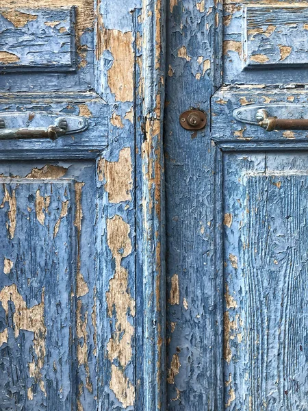 Gesloten oude houten deur als achtergrond — Stockfoto