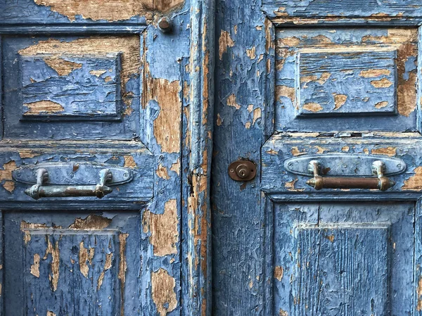 Gesloten oude houten deur als achtergrond — Stockfoto