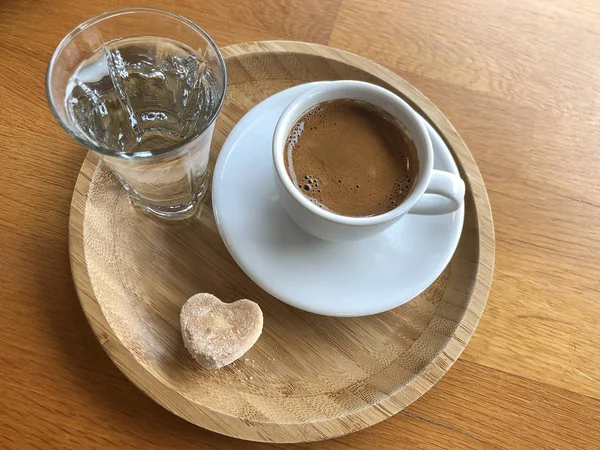 Café turco y agua servida con una galleta — Foto de Stock