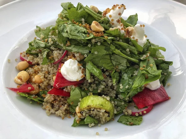 Tabakta Quinoa ile taze bir salata — Stok fotoğraf