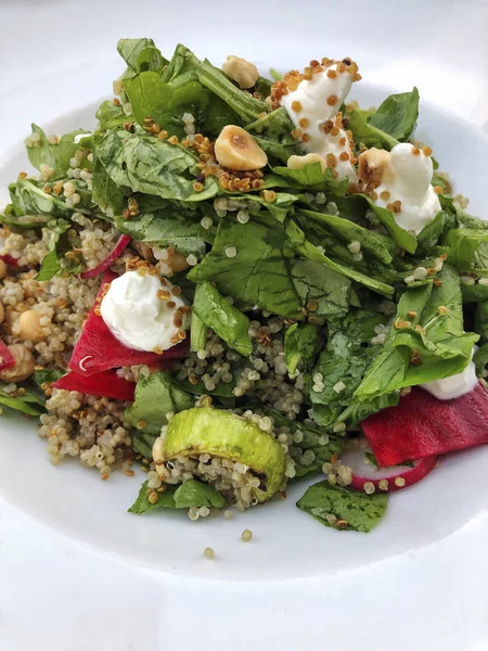 Una ensalada fresca con quinua en el plato —  Fotos de Stock