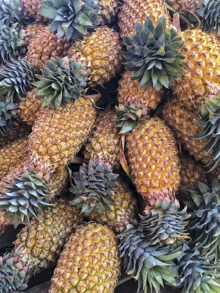 Hromada ananasu jako pozadí — Stock fotografie