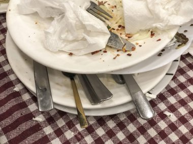 bir masada artıkları ve kirli bulaşıkları