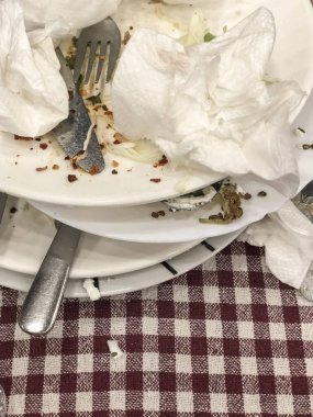 masada artıklar ve kirli bulaşıklar