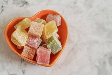 kalp şeklinde bir kase içinde renkli türk sevindirdi