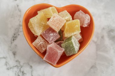 kalp şeklinde bir kase içinde renkli türk sevindirdi