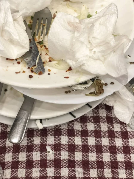 masada artıklar ve kirli bulaşıklar