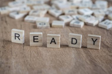 kelime hazır ahşap küp harflerle yazılmış