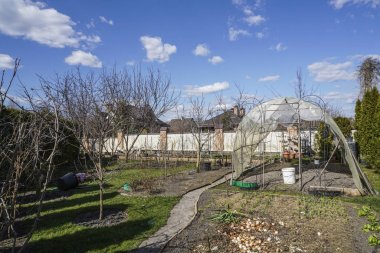 Bahçeye dikim için hazırlanan yeşil bir ev