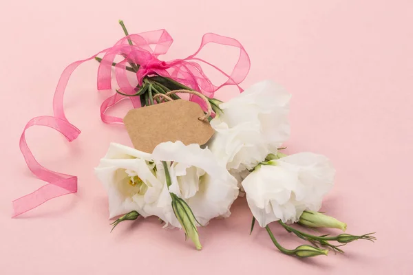 Bouquet di fiori bianchi su sfondo rosa — Foto Stock