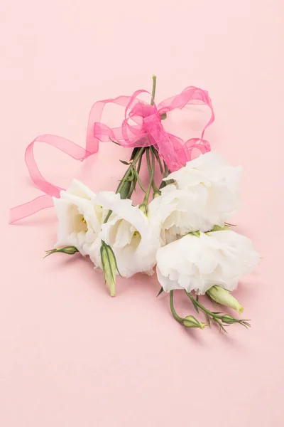 Strauß weißer Blumen auf rosa Hintergrund — Stockfoto