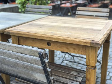 Tahta masa ve açık bir kafenin sandalyeleri.