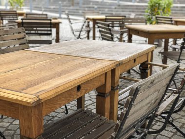 Tahta masa ve açık bir kafenin sandalyeleri.