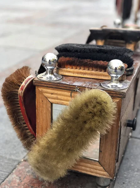 Vintage Ayakkabı Parlatıcı Fırçalar Sokakta Ekipmanları — Stok fotoğraf