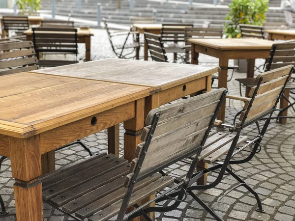 Деревянный стол и стулья кафе под открытым небом — стоковое фото
