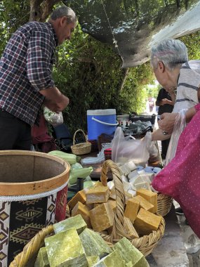 Hatay, Türkiye - 26.09.2019: Bir semt pazarında alışveriş yapanlar i