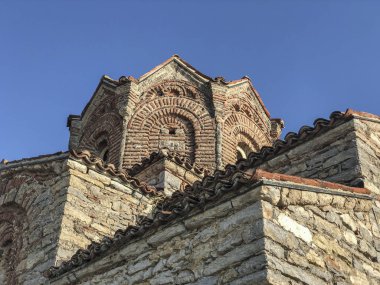 kubbe ve duvarlar eski bir tuğla kilise