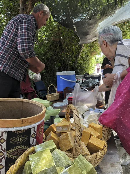Hatay, Turkiet-26 maj 2019: människor som handlar på en lokal marknad i — Stockfoto