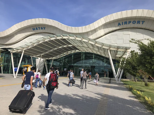 Hatay, Turquía - 26 de mayo de 2019; Personas en la entrada de Hatay air — Foto de Stock