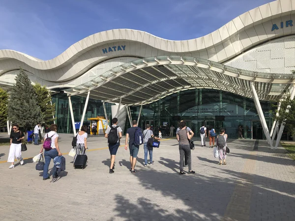 Hatay, Turquía - 26 de mayo de 2019; Personas en la entrada de Hatay air — Foto de Stock