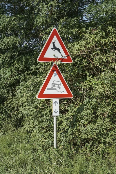 Σημάδι διέλευση ελαφιού για να προειδοποιήσει για ελάφια ή άγρια ζώα — Φωτογραφία Αρχείου