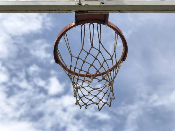Basketball hoop against blue sky in a sunny day — Stock Photo, Image