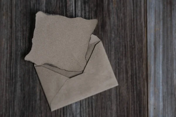 Une lettre vide et une enveloppe sur une table en bois avec espace de copie — Photo