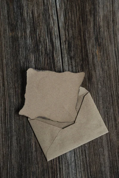Une lettre vide et une enveloppe sur une table en bois avec espace de copie — Photo