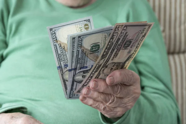 Amerikan Doları tutan üst düzey bir kadının eli — Stok fotoğraf