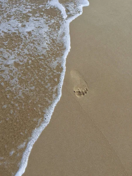 Pé de impressão em uma praia arenosa — Fotografia de Stock