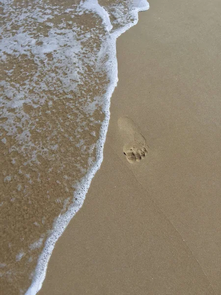 Fußabdruck an einem Sandstrand — Stockfoto