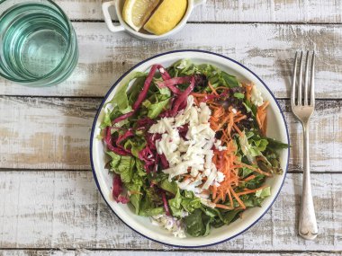 masada beyaz peynir ile taze yeşil salata